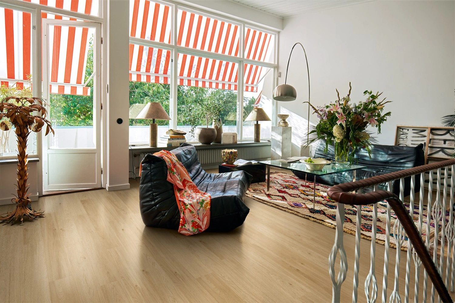 Salon z jasną podłogą laminowaną i czerwono-białymi markizami